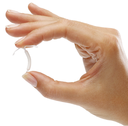 Hånd holder hormonspiral mellem to fingre og viser, at den er fleksibel og bøjelig