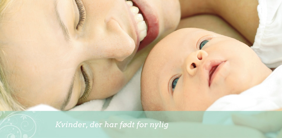 Glad mors ansigt tæt på ansigtet af nyfødt baby